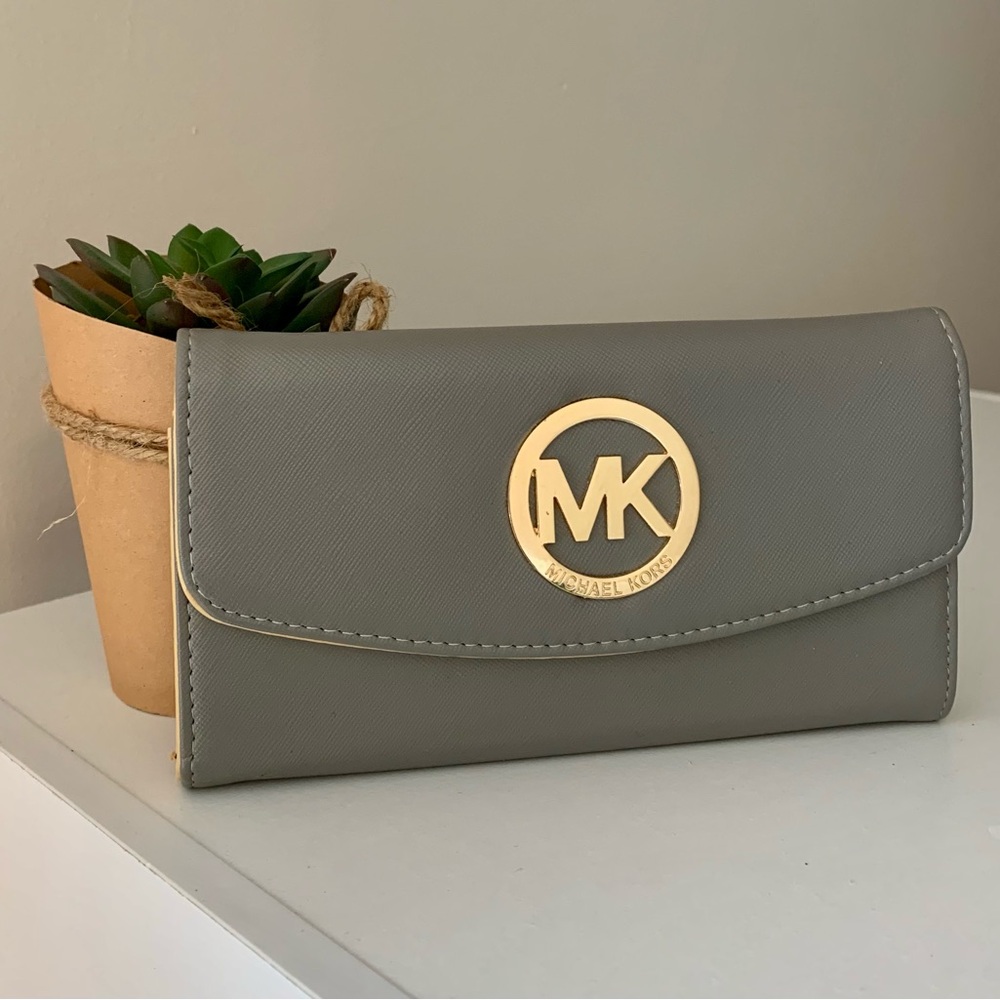 NWOT MICHAEL KORS clutch style wallet
